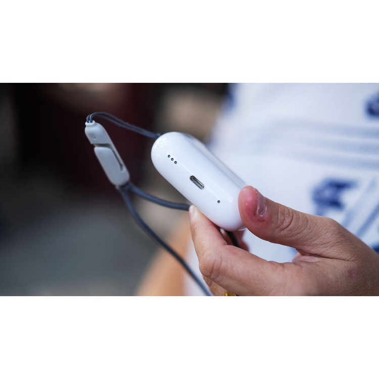 هدفون بلوتوثی اپل مدل AirPods Pro 2nd Generation با نویز کنسلینگ فعال (ANC)، نویز کنسلینگ میکروفون (ENC)، درگاه شارژ USB Type-C، با قابلیت شارژ بیسیم، دارای میکروفون دوگانه از نوع Beamforming، مقاومت در برابر رطوبت و عرق